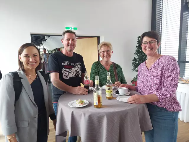 Simone Jutte (Gründerin von kamuh), mit Verbandsmitgliedern aus Embach und Lungötz | Foto: Regina Langreiter