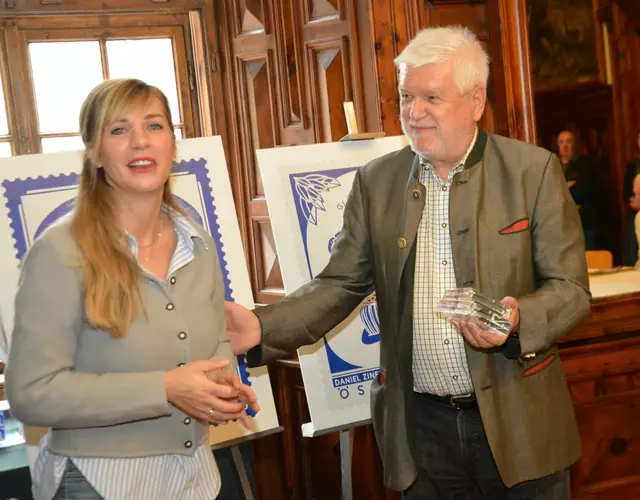 Patricia Liebermann, Leiterin der Philatelie Post AG und Johann Fürntratt, Gestalter der Sonderausstellung "UN-Briefmarken" begrüßten zahlreiche Besucherinnen und Besucher zur Eröffnung. | Foto: Peter Taurer