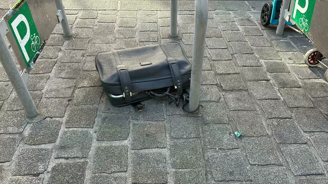 Auf der Meidlinger Hauptstraße hat jemand seinen Koffer mit einem Radschloss gesichert. | Foto: MeinBezirk