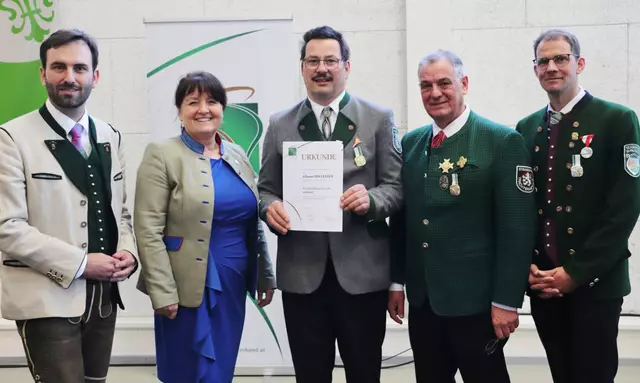 Johann Kollegger, seit 2017 Obmann des Musikbezirks Graz-Nord, wurde mit dem Verdienstkreuz in Gold am Band ausgezeichnet. Stefan Resch, Manuela Khom, Erich Riegler und Landeskapellmeister Peter Mayerhofer gratulierten. | Foto: Edith Ertl