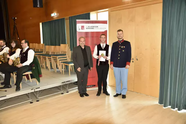 Juryvorsitzender Andreas Simbeni mit Kapellmeister Daniel Laganda von der Bürgermusikkapelle Mondsee und Bezirkskapellmeister Michael Lettner | Foto: OÖBV Vöcklabruck