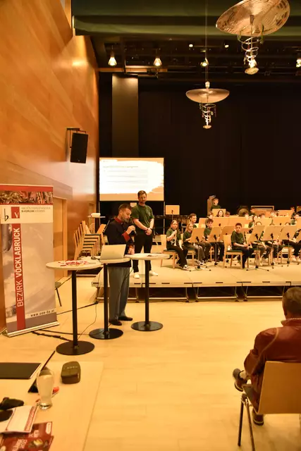 Bezirkskapellmeister Michael Lettner führte durch das Programm | Foto: OÖBV Vöcklabruck