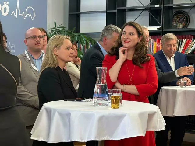 Wiener SPÖ-Landesparteisekretärin Barbara Novak gibt im Rathaus ein Statement ab.  | Foto: MeinBezirk