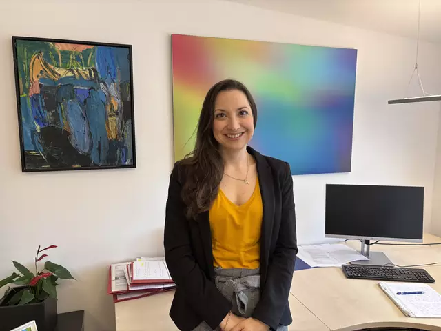 Seit Anfang April ist Alissa Papp die zweite starke Personalkraft in der Schlichtungsstelle im Wohnservice der Stadt Salzburg. Zuvor war sieben Jahre lang als Rechtsanwältin tätig. Damit verdoppelte sich die Personalzahl in der Schlichtungsstelle. | Foto: Schrofner