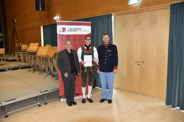 Juryvorsitzender Andreas Simbeni mit Kapellmeister Jakob Augschöll Musikkapelle St. Lorenzen E.O. (Südtirol) und Bezirkskapellmeister Michael Lettner | Foto: OÖBV Vöcklabruck