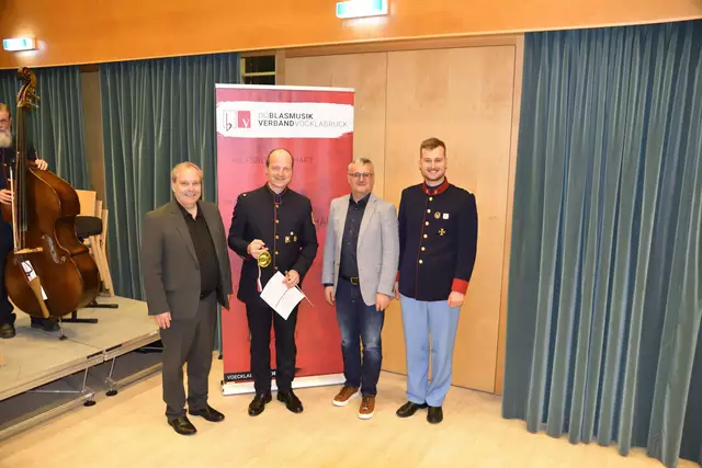 Juryvorsitzender Andreas Simbeni mit Kapellmeister Christoph Eckl von der Marktmusik Timelkam, Komponist Johann Lohninger und Bezirkskapellmeister Michael Lettner | Foto: OÖBV Vöcklabruck