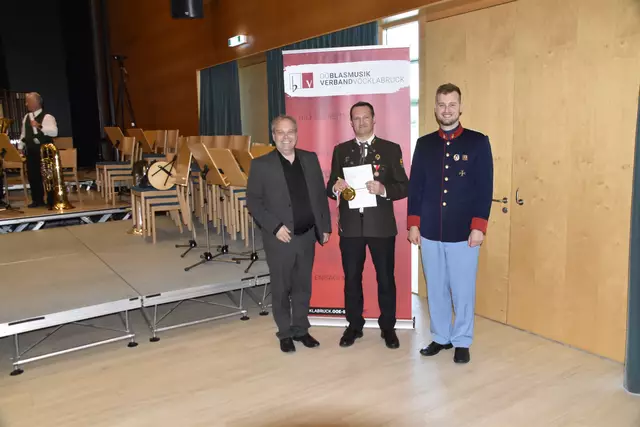 Juryvorsitzender Andreas Simbeni mit Kapellmeister Karl Brunmayr und Bezirkskapellmeister Michael Lettner | Foto: OÖBV Vöcklabruck