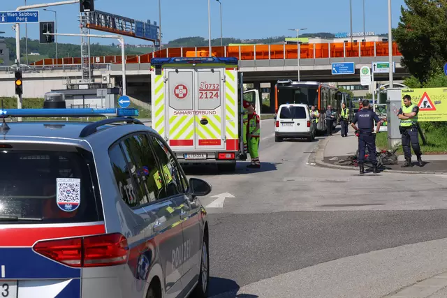 In Linz-Kaplanhof hat sich am Sonntagnachmittag ein Unfall mit einem Radfahrer und einem Linienbus ereignet. Eine Person musste notärztlich versorgt werden. | Foto: laumat.at/Matthias Lauber