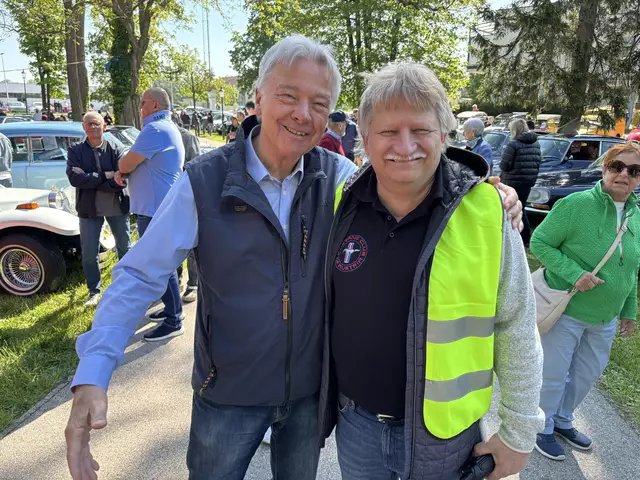 Zwei "Evergreens" inmitten der Oldtimer: Bürgermeister Alfredo Rosenmaier und Organisator  und Obmann des Mustang Club of Austria Johann Bacik. | Foto: Zezula