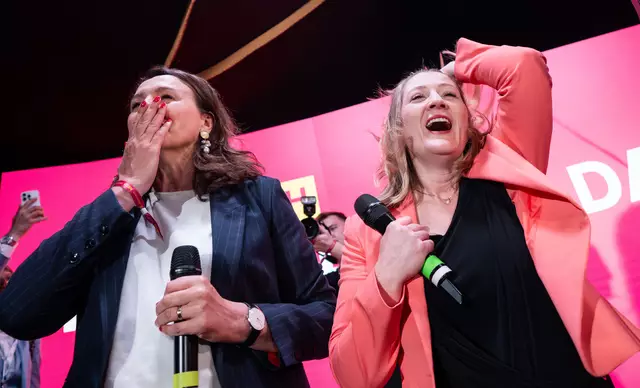 Großer Jubel bei Selma Arapović (l.) und Betinna Emmerling von den Neos. | Foto:  Credit GEORG HOCHMUTH / APA / picturedesk.com