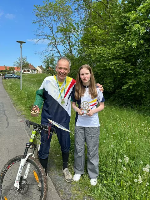 Franz Prach und Sophia Asseg vom Leibnitzer AC holten Gold und Titel bei der Landesmeisterschaft der Mountainbike Orientiererinnen und Orientierer. | Foto: Leibnitzer AC