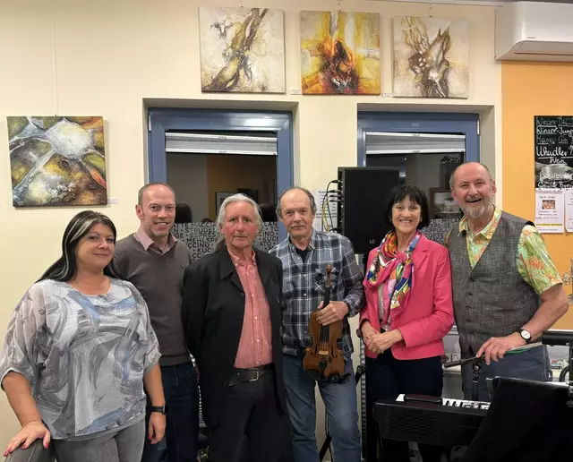 Wirtin Renate Heiß, Vizebürgermeister Christian Reichel aus Bischofstetten, Künstler Karl Krendl, Musiker Walter Zawadil und Werner Sandhacker sowie Bürgermeisterin Brigitte Thallauer (ÖVP) | Foto: Renate Heiß