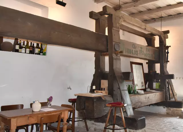 Eine alte Presse dient nur mehr der Dekoration - Platt Leit`n Kellergasse Tradition bei Winzerei Familie Fidesser
 | Foto: Herbert Schleich