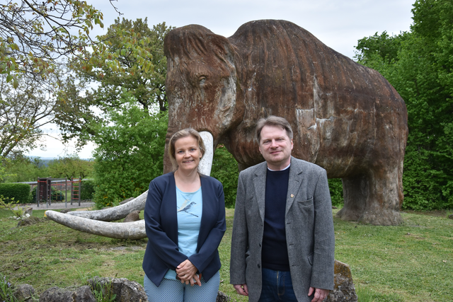 Archäologin Katharina Rebay-Salisbury und Museumsverantwortlicher Stefan Kraus vor dem Nußdorfer Mammut.  | Foto: Michaela Müller