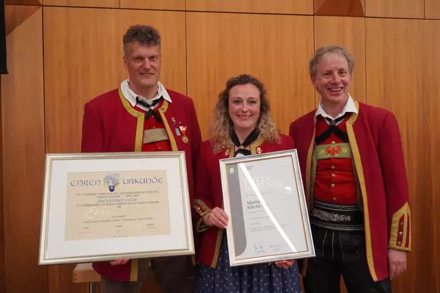 Die Ehrungen des Abends wurden Martina Kirchmair (25 Jahre) und Alexander Cede (40 Jahre) zu teil. Obmann Helmut Fitzner gratulierte. 