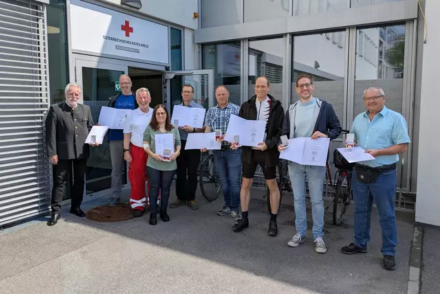 Dieter Dlesk (3.v.l.) mit den geehrten BlutspenderInnen: Johann Jakob, Manfred Winter, Kristina Majstorovic, Otto Brechelmacher, Roman Osrael, David Schilling, Dominik Kronsteiner und Peter Simhofer. | Foto: Rotes Kreuz Korneuburg