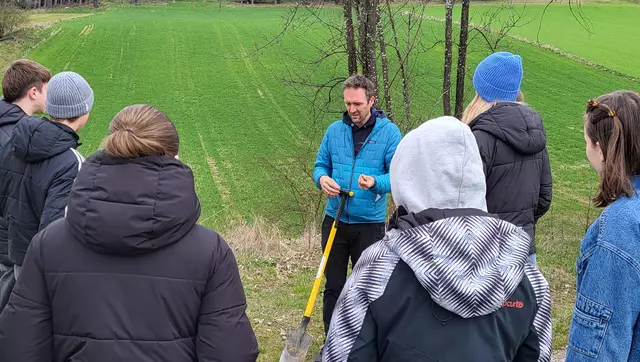 Die Schülerschaft des BG/BRG Freistadt am Biohof Krammer-Pinter in Lasberg. Kurt Pinter (Mitte) gab einen Vortrag zum Thema Ressourcenschonung. | Foto: EBF