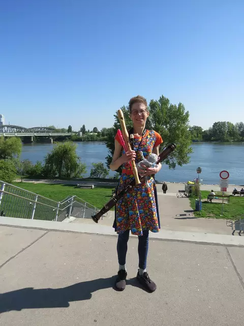 Elisabeth Jungmayer-Kögler mit einigen ihrer Flöten. | Foto: Sabine Krammer