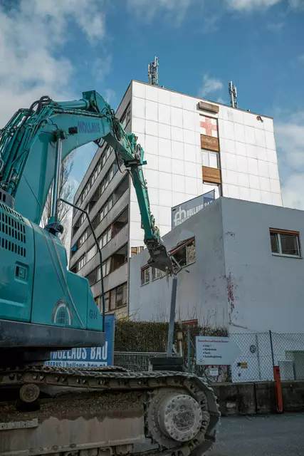 Das alte Gebäude beim Abriss | Foto: Bernhard Stolz