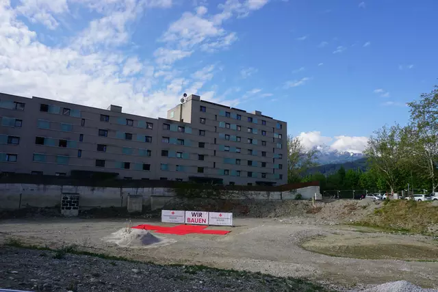 Baugrube des neuen Rotkreuz-Zentrums Innsbruck. | Foto: Huber