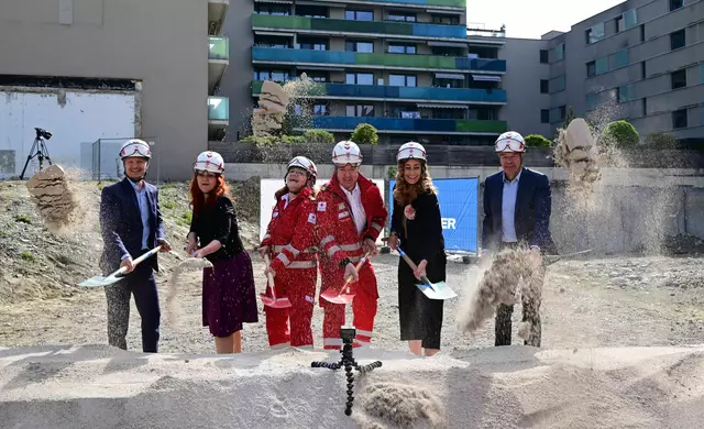 Spatenstich fürs neue Rotkreuz Zentrum Innsbruck mit
 (v.li.n.re.) BM Johannes Anzengruber, LRin Cornelia Hagele, RKI-GF Alexandra Tanda, RKI-Obmann Rupert Stöckl, LRin Eva Pawlata, VizeBM Georg Willi. | Foto: Bernhard Stolz / RKI
