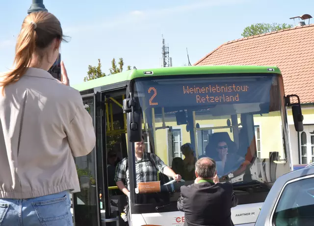 Zum nächsten Winzerbetrieb geht es mit dem Bus.
 | Foto: Herbert Schleich