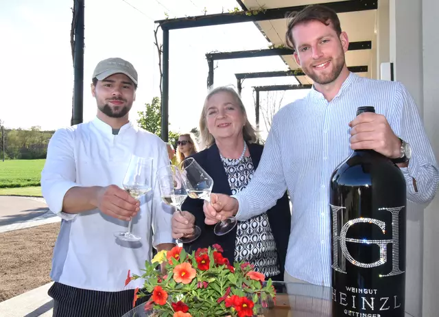 Fleischermeister Gerald Arthold und Jungwinzer Martin Heinzl   | Foto: Herbert Schleich
