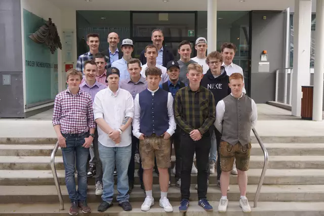 Die 16 Absolventen der Hochbauklasse an der TFBS Lienz. | Foto: TFBS Lienz