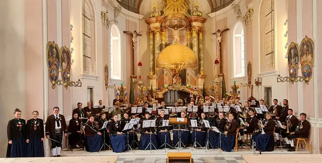 Telfes: Kirchenkonzerte haben in Telfes Tradition. Die Musikkapelle Telfes ließ das vollbesetzte große Gotteshaus erklingen. | Foto: Michaela Mair