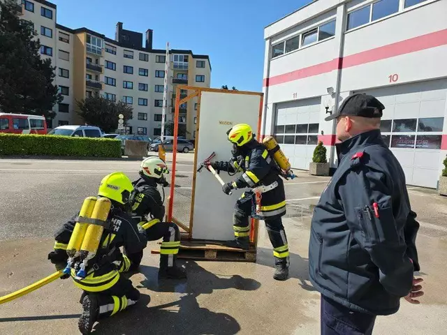 Im Praxisteil, wurden die richtige Türöffnung im Innenangriff, die Raumdurchsuchung, das Überqueren von Hindernissen sowie eine Übungsstrecke trainiert.  | Foto: Zarl