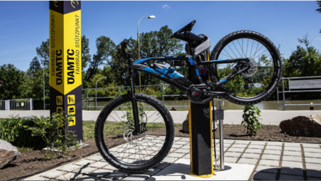 Die gelben Stationen bieten eine Aufhängevorrichtung für Fahrräder, eine Luftpumpe und diverse Werkzeuge wie Schraubenzieher, Inbus- und Schraubenschlüssel sowie Reifenheber. | Foto: ÖAMTC