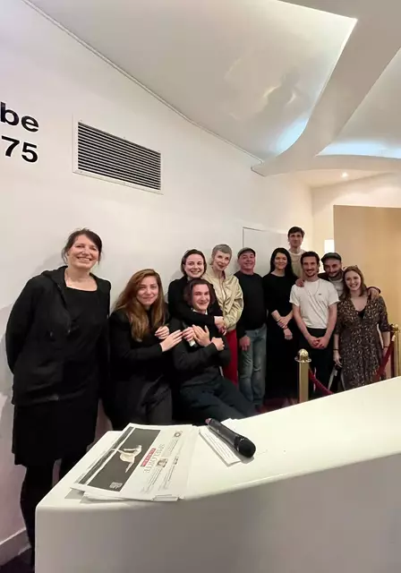 Das Ensemble hinter dem Theaterstück "Siebenundfünfzig" bei der Uraufführung: Caroline Baas, Michael Scherff, Augustin Groz, Tobias Artner und Anna Stieblich, Ece Anisoglu, Julia Engelmayer, Anna Hofbauer, Arman T. Riahi, Pierre Balazs und Marie Rötzer | Foto: Luiza Puiu
