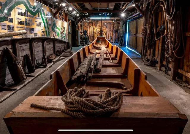 Bei einem geführten Rundgang durch das Stadlinger Schiffleutmuseum erleben Besucher neben der Ausstellung auch die „Alte Schopperwerkstatt“ mit traditionellen Werkzeugen. | Foto: Schifferverein Stadl-Paura