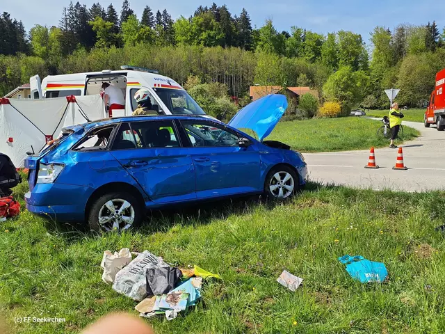 Bei der Kollision im Kreuzungsbereich geriet der Pkw der 41-Jährigen ins Schleudern und überschlug sich anschließend. Es gab mehrere Verletzte. | Foto: Freiwillige Feuerwehr Seekirchen