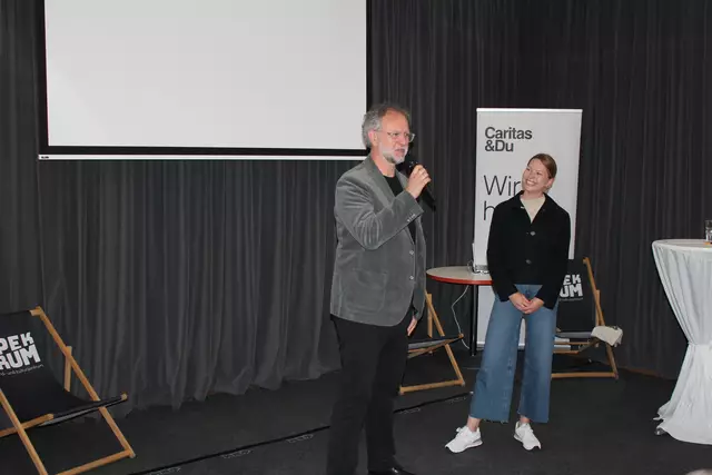 Roland Urban, Abteilungsleiter der Caritas, der für das JUZ zuständig ist mit Moderatorin Svenja Kränke | Foto: Helga Gößwellner