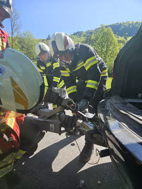 Den Anhänger konnten die Florianis nur durch technisches Geschick und unter Zuhilfenahme eines Spreitzers lösen. | Foto: FF Bad Ischl/Christian Wacek