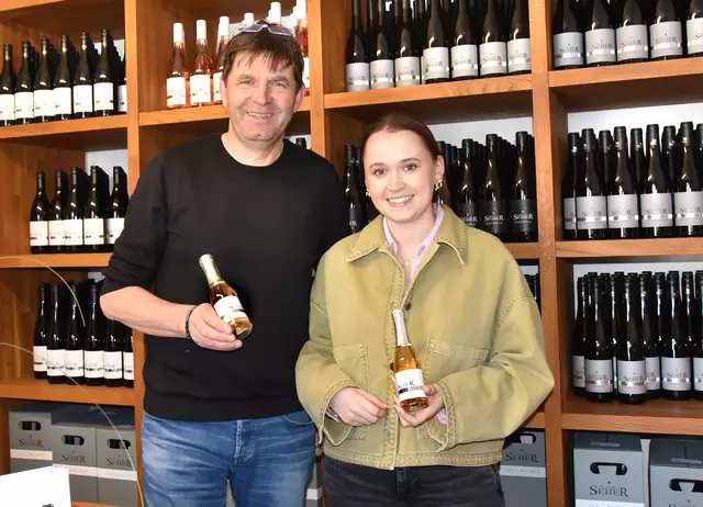 Winzerhof Wolfgang Seher und Tochter Nina aus Platt händeln den Weinbau  | Foto: Herbert Schleich