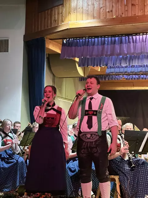 Neustift: Bei der Gesangseinlage von Katharina Mantl und Patrik Pfurtscheller gab es wahre Gänsehautmomente. | Foto: Michaela Mair