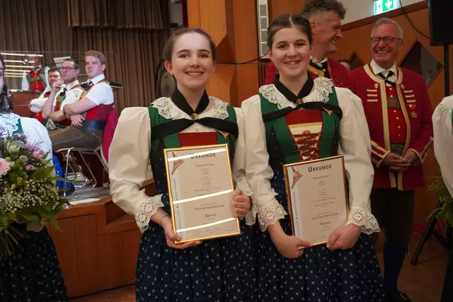Die frisch gebackenen Leistungsabzeichenträgerinnen freuen sich über ihren Erfolg.
