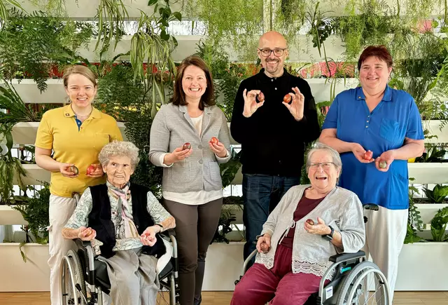 Die gefärbten Ostereier verbreiteten sofort eine feierliche und fröhliche Stimmung im PBZ
Stockerau vlnr.: FSJ Christina Holzinger; Kaufmännische Direktorin Katrin Hörth, MA BSc;
Pflegedirektor Zlatan Plesko, MSc MAS; Mitarbeiterin Alltagsbegleitung und Ehrenamt
Edeltraud Schmatz; Bewohnerinnen Theresia Kronberger und Christa Mayer | Foto: PBZ Stockerau
