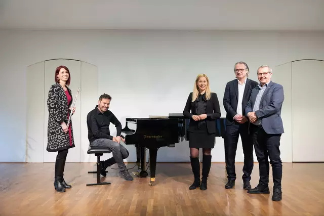 Musikschuldirektor Christian Denkmaier, Kulturdirektor Juius Stieber und Kulturstadträtin Doris Lang-Mayerhofer (v.r.n.l.) mit zwei Lehrkräften.  | Foto: Stadt Linz