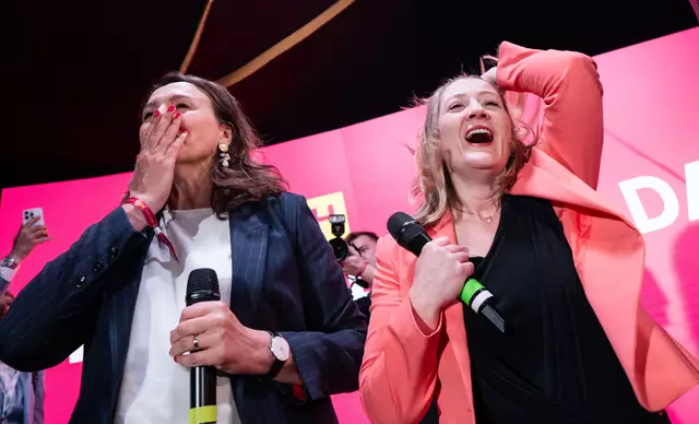 Großer Jubel bei Selma Arapović (l.) und Betinna Emmerling von den Neos. | Foto:  Credit GEORG HOCHMUTH / APA / picturedesk.com