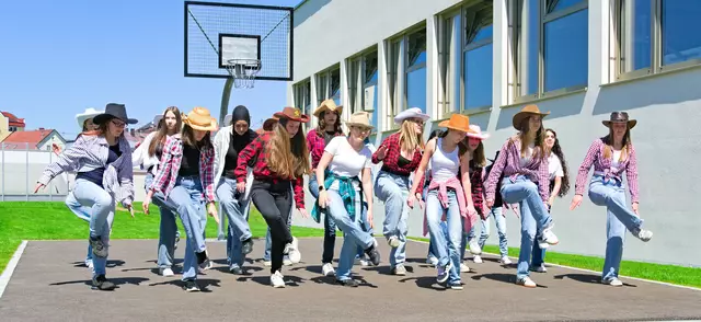 Eine der zahlreichen Tanzvorführungen verschiedener Schulklassen am Eröffnungstag. | Foto: Alfred Hofer