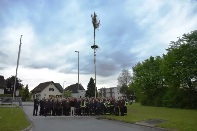 Kommandant HBI Jürgen Hofer mit Frau Gabi und der Mannschaft der FF Gleisdorf vor dem Maibaum. | Foto: Gerald Dreisiebner