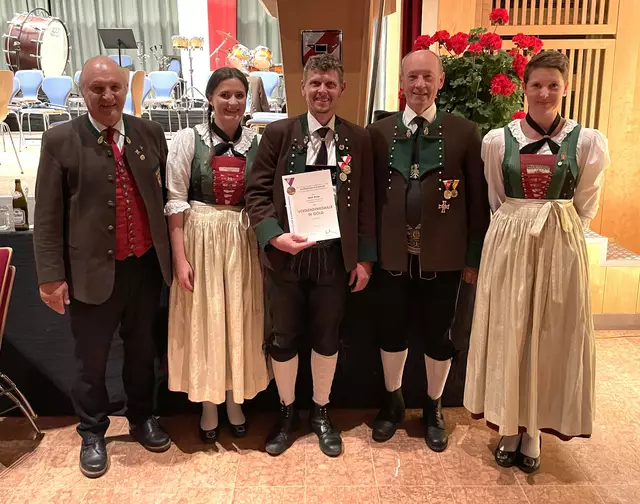Fulpmes: Eine hohe Auszeichnung für den Langzeit-Obmann Karl Penz, verliehen von Landeskapellmeister Rudi Pascher (ganz links). | Foto: Michaela Mair