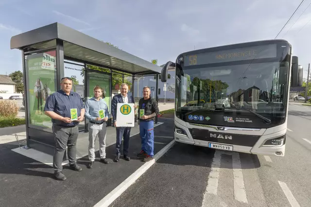Verkehrsleiter Blerim Mehani, Verkehrsbetriebsleiter Christof Komzak, Infrastrukturstadtrat LAbg. Franz Dinhobl und Werkstättenleiter Franz Haider an einer der neuen Haltestellen. | Foto: Weller, Stadt WRN