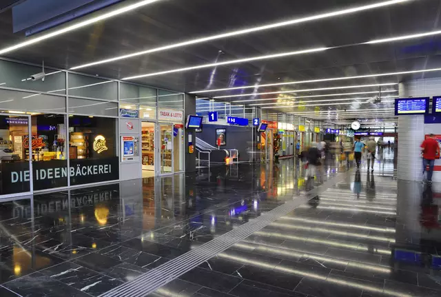 Bahnhöfe, Flughäfen oder stark frequentierte Verkehrsknotenpunkten haben geöffnet.  | Foto: ÖBB/Robert Deopito