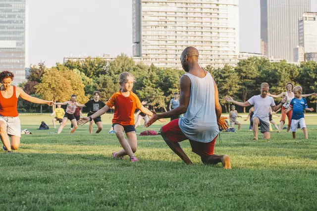 Lokale und internationale Dozentinnen und Dozenten wie Farah Deen, Futurelove Sibanda, Angélique Willkie oder Ákos Hargitay richten sich mit einer bunten Vielfalt von Programm an alle, die bei den kostenlosen Tanzkursen von „ImPuls Tanz“ mitmachen wollen.  | Foto: yakoone