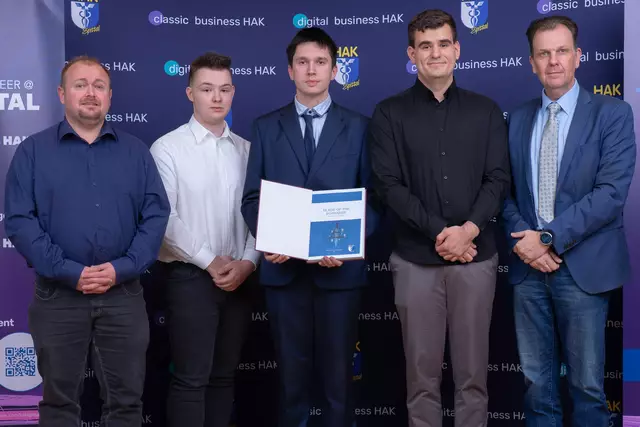 Direktor Strobl und Projektbetreuer Enzi mit ihrem Team | Foto: HAK Spittal