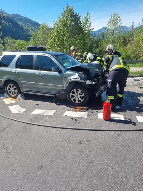 Zwei Fahrzeuge stießen beinahe frontal aufeinander – die Lenker wurden verletzt. | Foto: FF Bad Ischl/Christian Wacek